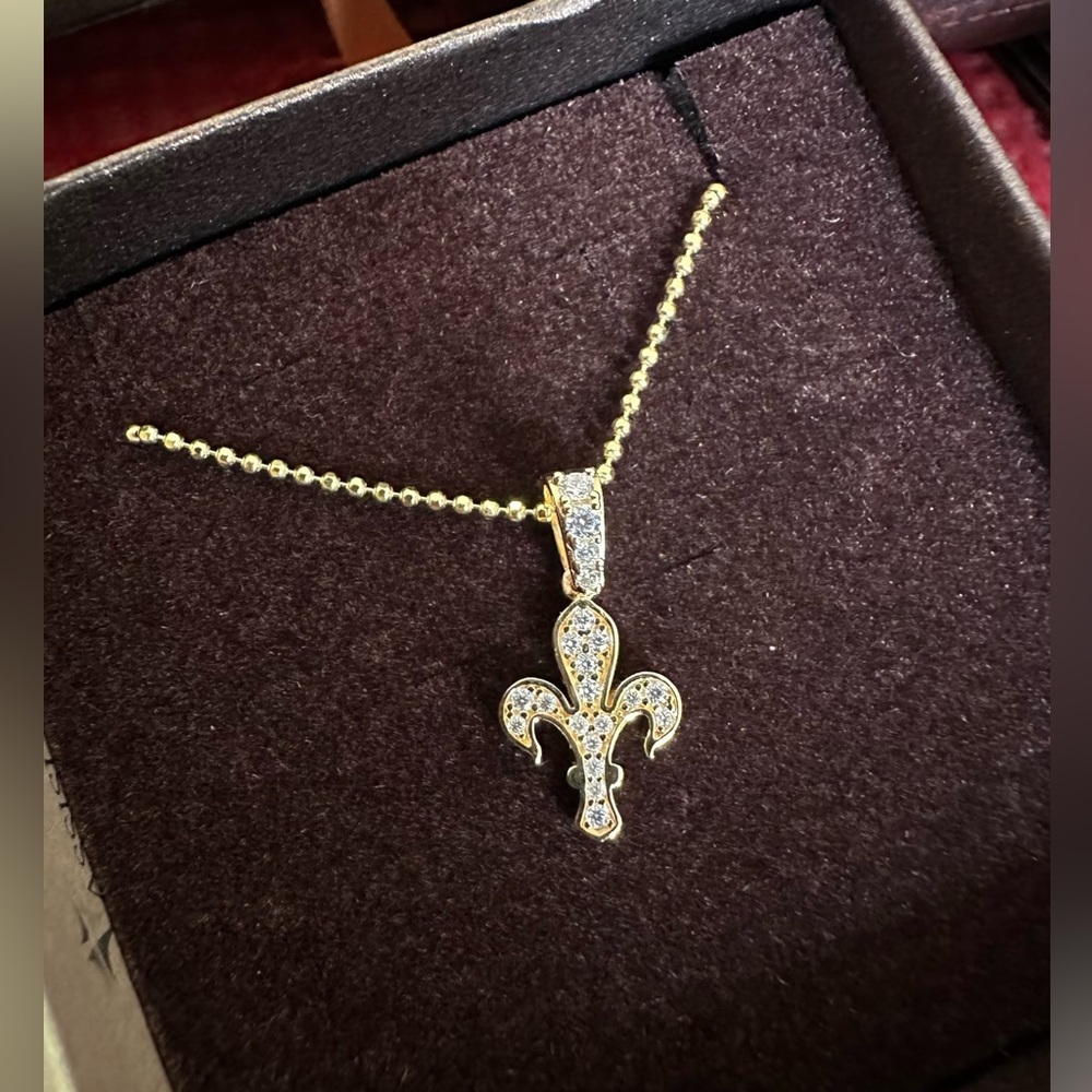 HUMILIS - Classic Gold Plating Fleur-de-Lis Necklace with Sparkling Accents